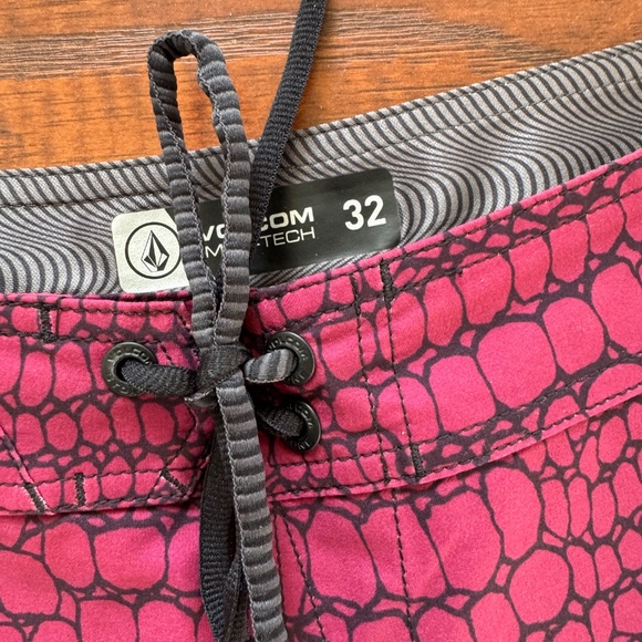 Volcom Size 32 Boardshort - Reptile Print - Picture 4 of 4